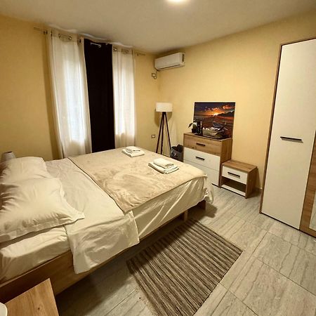 Urban Apartment In Blloku Tirana Esterno foto