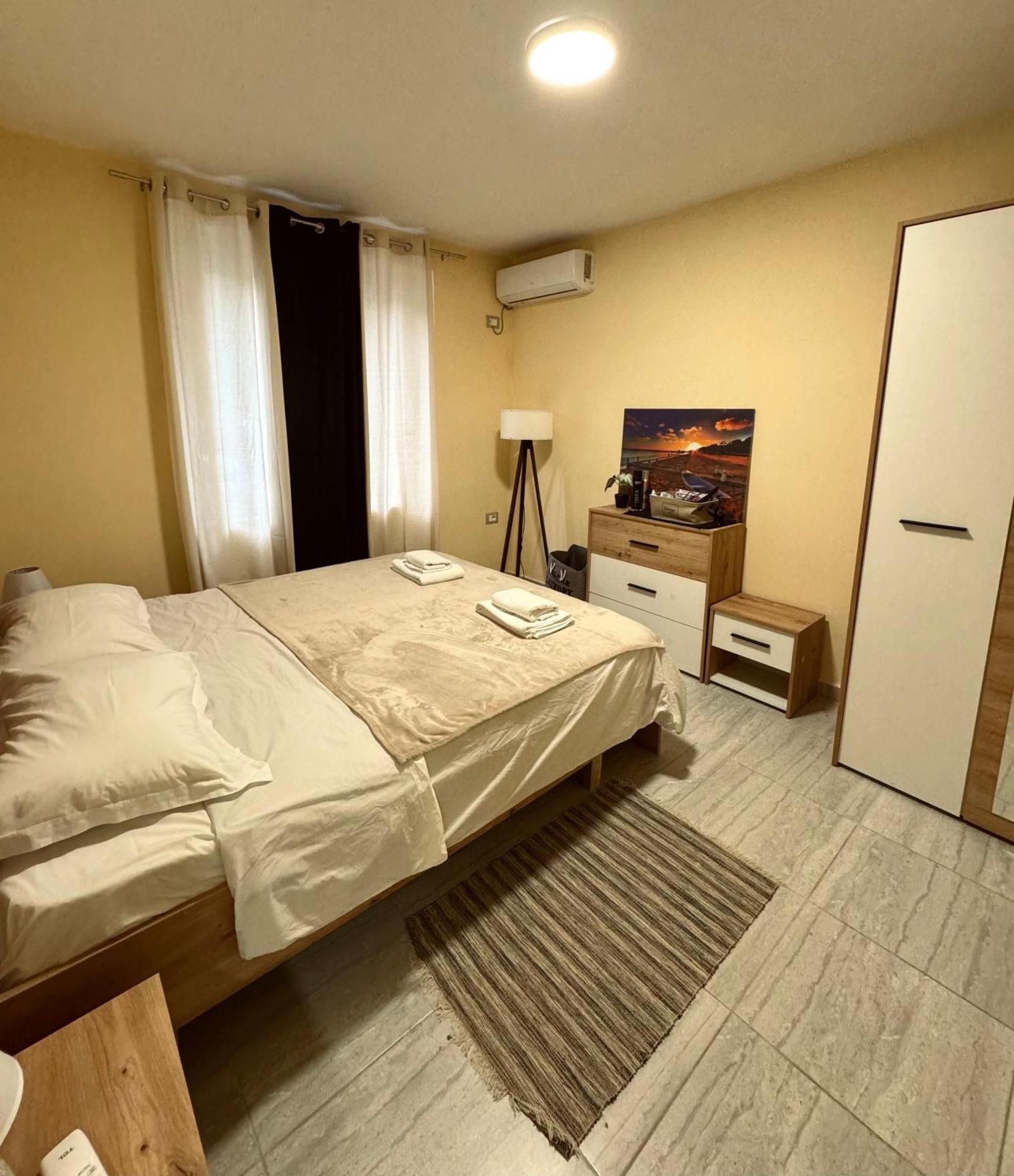 Urban Apartment In Blloku Tirana Esterno foto
